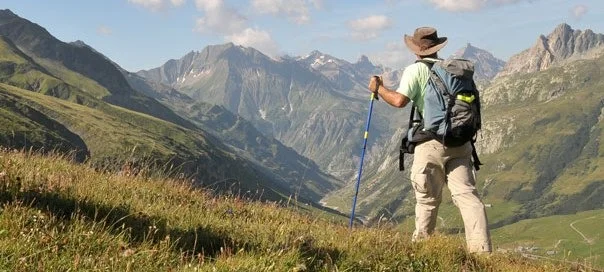 وصف الصورة باللغة الالمانية رجل يتجول فى الجبال